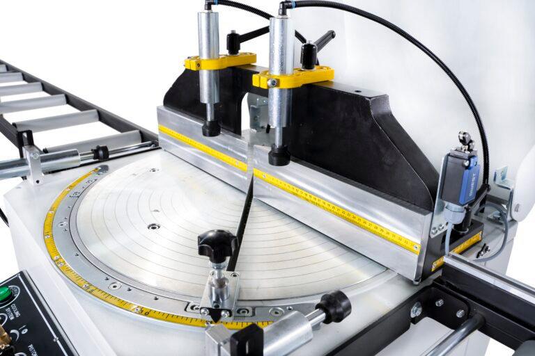 SC 402 آلة تقطيع الألومنيوم والـ PVC أوتوماتيكية بالكامل بخروج سفلي (Ø550 mm)